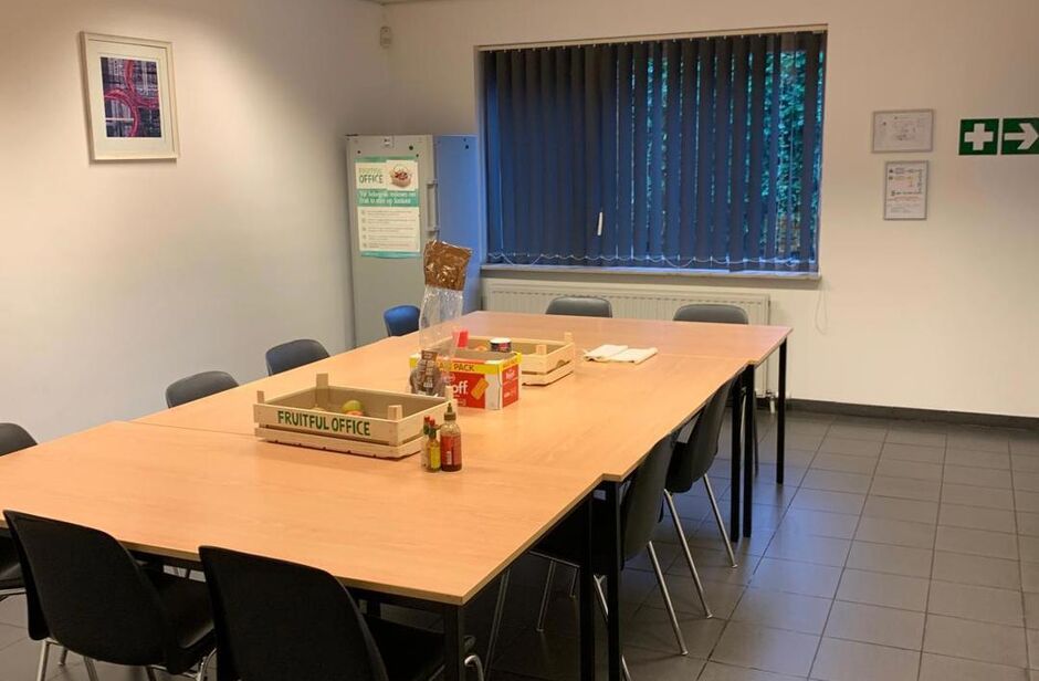Het betreft de verhuur van een representatief bedrijfsgebouw te Verrebroek. Dit bedrijfsgebouw geniet een uitstekende ligging nabij enkele belangrijke invalswegen zoals de E34 en de Ring van Antwerpen. Hierdoor geniet deze eveneens een zeer goede en vlott