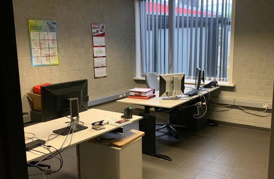 Het betreft de verhuur van een representatief bedrijfsgebouw te Verrebroek. Dit bedrijfsgebouw geniet een uitstekende ligging nabij enkele belangrijke invalswegen zoals de E34 en de Ring van Antwerpen. Hierdoor geniet deze eveneens een zeer goede en vlott