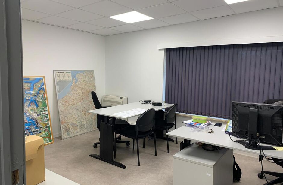 Het betreft de verhuur van een representatief bedrijfsgebouw te Verrebroek. Dit bedrijfsgebouw geniet een uitstekende ligging nabij enkele belangrijke invalswegen zoals de E34 en de Ring van Antwerpen. Hierdoor geniet deze eveneens een zeer goede en vlott