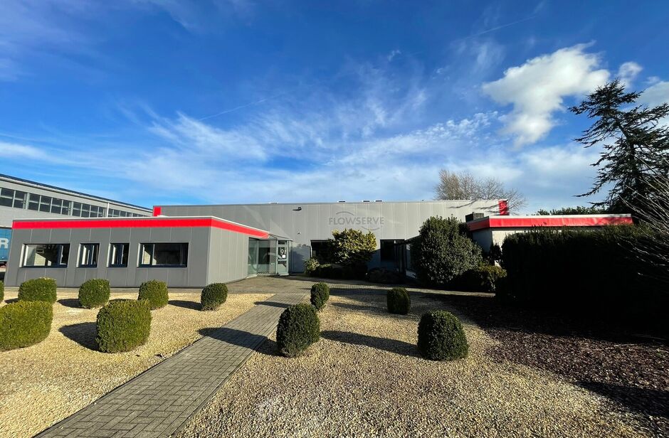 Het betreft de verhuur van een representatief bedrijfsgebouw te Verrebroek. Dit bedrijfsgebouw geniet een uitstekende ligging nabij enkele belangrijke invalswegen zoals de E34 en de Ring van Antwerpen. Hierdoor geniet deze eveneens een zeer goede en vlott