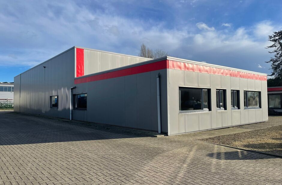 Het betreft de verhuur van een representatief bedrijfsgebouw te Verrebroek. Dit bedrijfsgebouw geniet een uitstekende ligging nabij enkele belangrijke invalswegen zoals de E34 en de Ring van Antwerpen. Hierdoor geniet deze eveneens een zeer goede en vlott