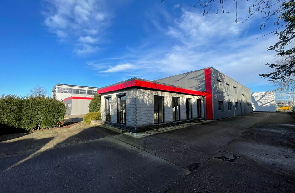 Het betreft de verhuur van een representatief bedrijfsgebouw te Verrebroek. Dit bedrijfsgebouw geniet een uitstekende ligging nabij enkele belangrijke invalswegen zoals de E34 en de Ring van Antwerpen. Hierdoor geniet deze eveneens een zeer goede en vlott