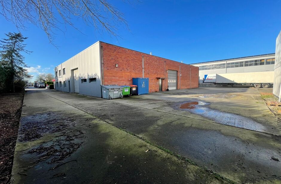 Het betreft de verhuur van een representatief bedrijfsgebouw te Verrebroek. Dit bedrijfsgebouw geniet een uitstekende ligging nabij enkele belangrijke invalswegen zoals de E34 en de Ring van Antwerpen. Hierdoor geniet deze eveneens een zeer goede en vlott