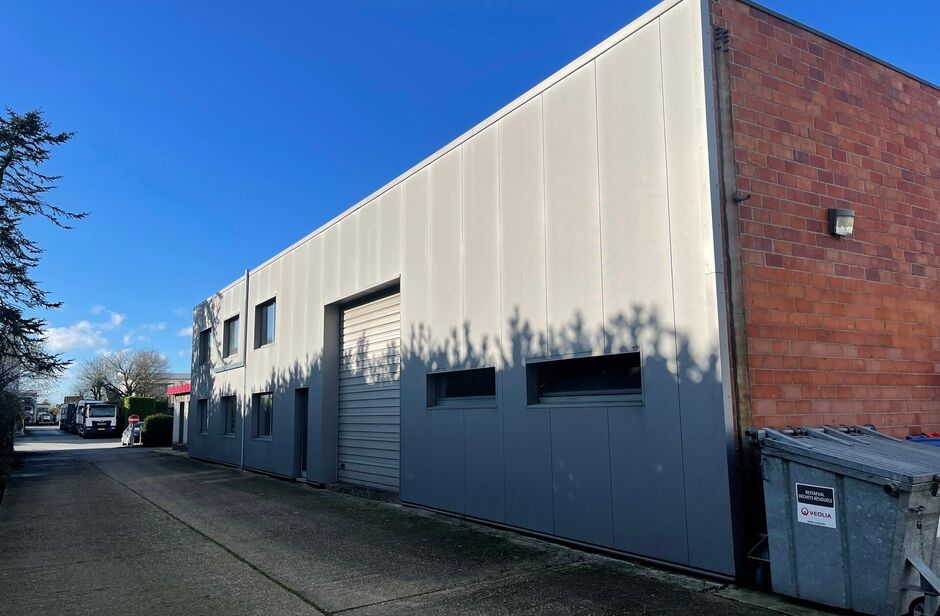 Het betreft de verhuur van een representatief bedrijfsgebouw te Verrebroek. Dit bedrijfsgebouw geniet een uitstekende ligging nabij enkele belangrijke invalswegen zoals de E34 en de Ring van Antwerpen. Hierdoor geniet deze eveneens een zeer goede en vlott