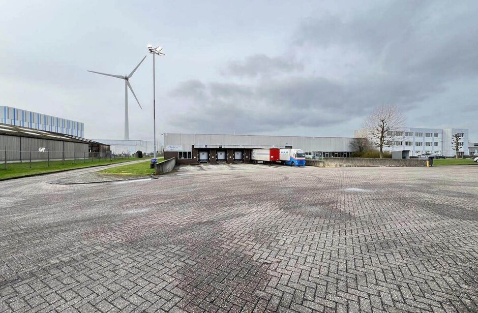 Op een centrale locatie te Dendermonde, gelegen in de industriezone 'Hoogveld', bieden wij deze logistieke ruimte te huur aan op een terrein van ca 25 323 m². Deze logistieke ruimte ligt op 1 minuut rijden van de N41 (Rijksweg) en is tevens gelegen nabij