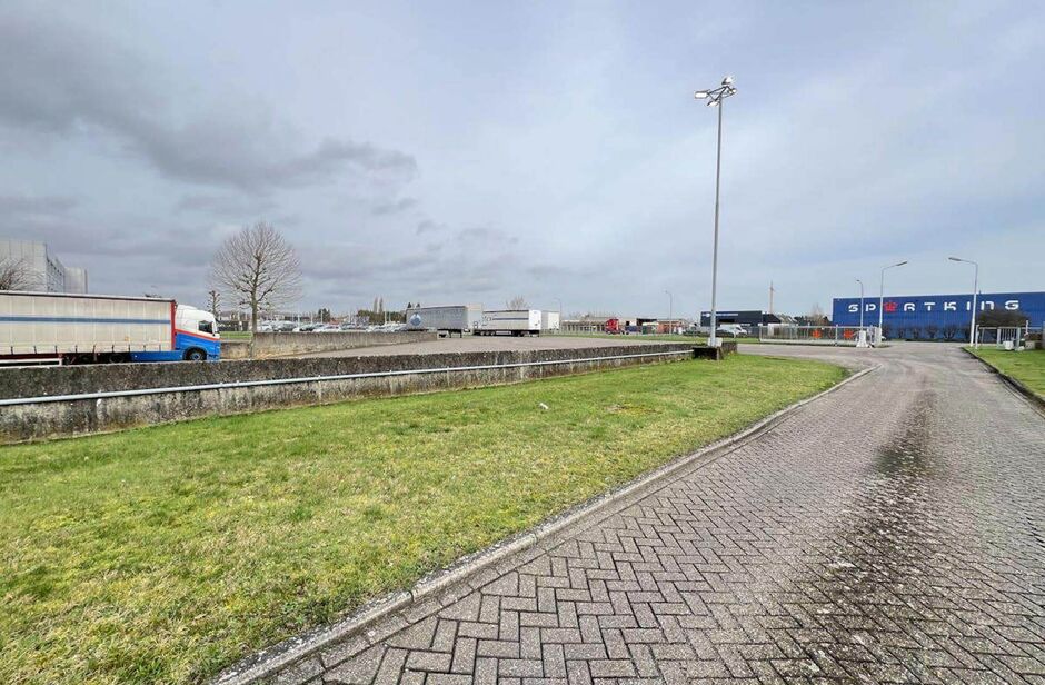 Op een centrale locatie te Dendermonde, gelegen in de industriezone 'Hoogveld', bieden wij deze logistieke ruimte te huur aan op een terrein van ca 25 323 m². Deze logistieke ruimte ligt op 1 minuut rijden van de N41 (Rijksweg) en is tevens gelegen nabij