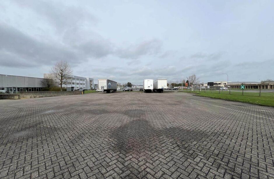 Op een centrale locatie te Dendermonde, gelegen in de industriezone 'Hoogveld', bieden wij deze logistieke ruimte te huur aan op een terrein van ca 25 323 m². Deze logistieke ruimte ligt op 1 minuut rijden van de N41 (Rijksweg) en is tevens gelegen nabij