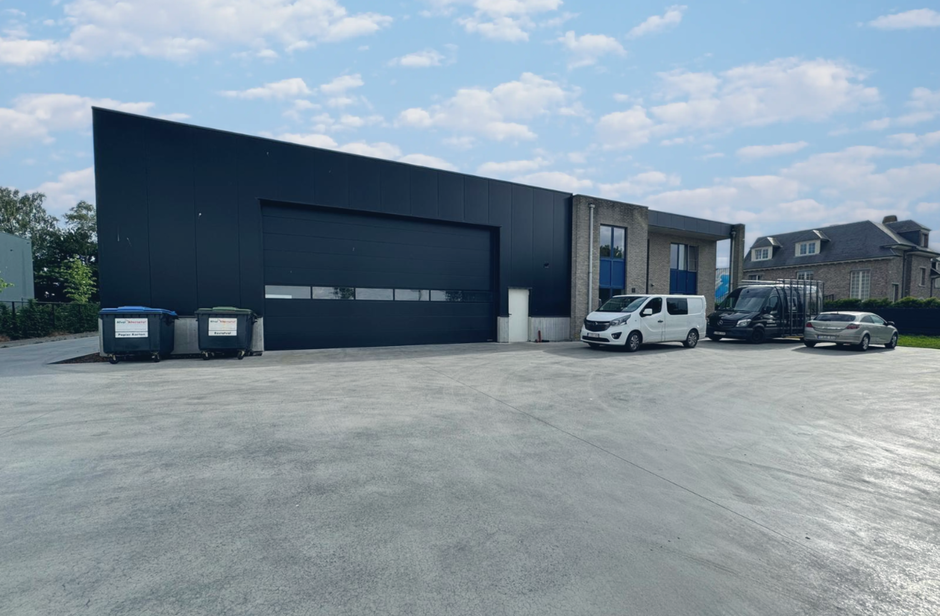 Op bedrijventerrein 'Rijkmaker' te Essen bieden we dit representatief bedrijfsgebouw te huur aan. Het betreft een gebouw met een oppervlakte van ca.490 m², bestaande uit 450 m² opslagruimte en 40 m² kantoorruimte. 

Het magazijn heeft een vrije hoogte 