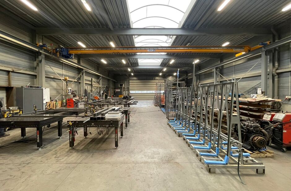 Op bedrijventerrein 'Rijkmaker' te Essen bieden we dit representatief bedrijfsgebouw te huur aan. Het betreft een gebouw met een oppervlakte van ca.490 m², bestaande uit 450 m² opslagruimte en 40 m² kantoorruimte. 

Het magazijn heeft een vrije hoogte 