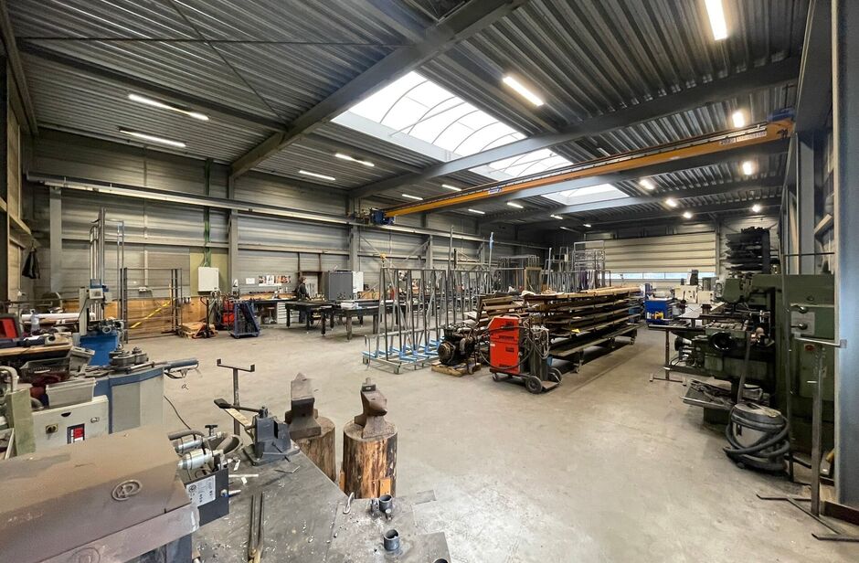 Op bedrijventerrein 'Rijkmaker' te Essen bieden we dit representatief bedrijfsgebouw te huur aan. Het betreft een gebouw met een oppervlakte van ca.490 m², bestaande uit 450 m² opslagruimte en 40 m² kantoorruimte. 

Het magazijn heeft een vrije hoogte 