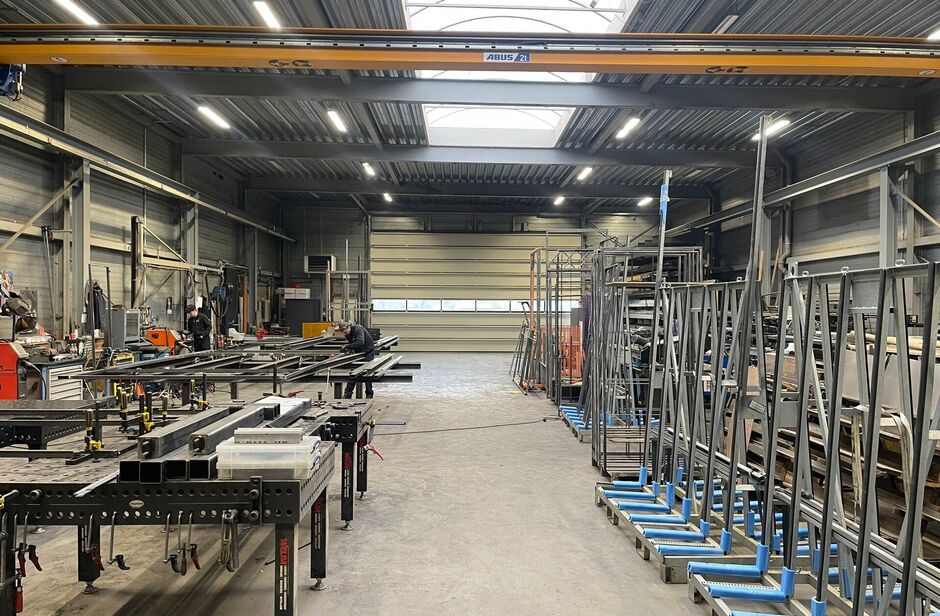 Op bedrijventerrein 'Rijkmaker' te Essen bieden we dit representatief bedrijfsgebouw te huur aan. Het betreft een gebouw met een oppervlakte van ca.490 m², bestaande uit 450 m² opslagruimte en 40 m² kantoorruimte. 

Het magazijn heeft een vrije hoogte 