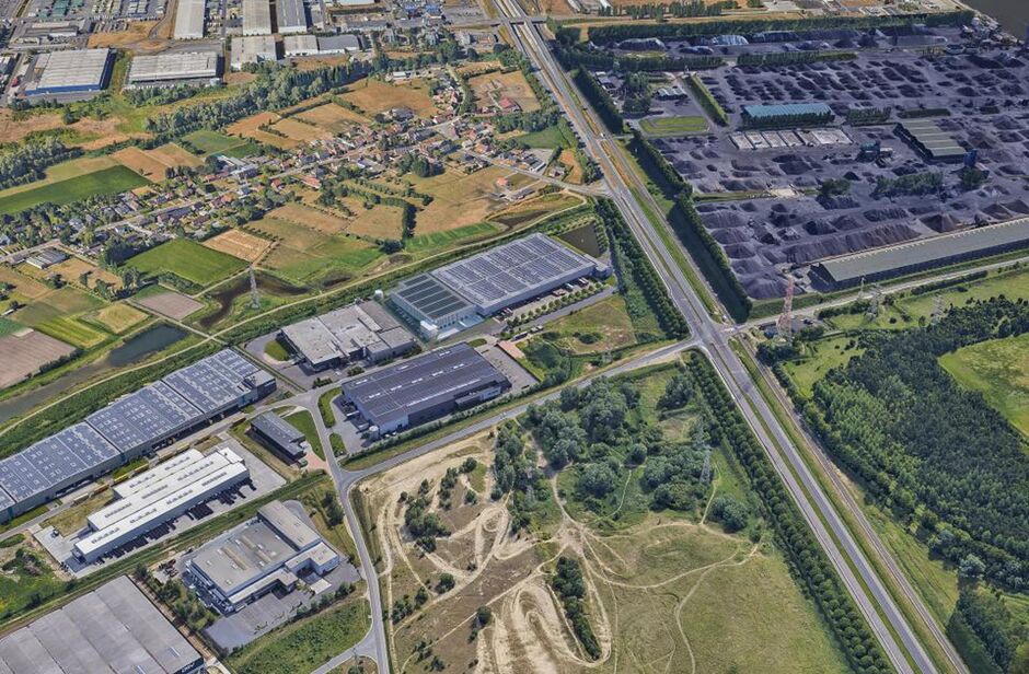 Het betreft de verhuur van een logistieke nieuwbouw-hub op een strategische locatie in de Haven van Gent. Gezien de ligging vlakbij de GCT-terminal van de Haven van Gent, krijgt u vlot toegang tot de binnenvaart en tot transport via de Noordzee. Daarnaast