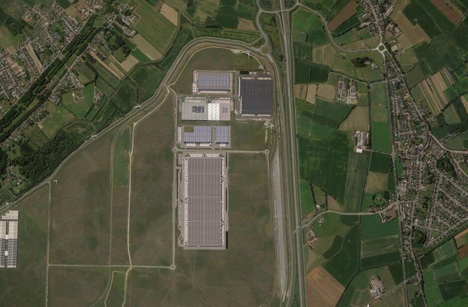 Het betreft de verhuur van een logistieke nieuwbouw-hub op een strategische locatie in het hart van North Sea Port, dewelke u vlot toegang geeft tot de binnenvaart en tot transport via de Noordzee. Daarnaast zijn de E40, E17 en E34 in een mum van tijd te 