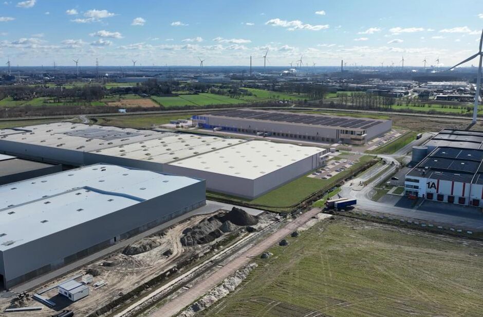 Het betreft de verhuur van een logistieke nieuwbouw-hub op een strategische locatie in het hart van North Sea Port, dewelke u vlot toegang geeft tot de binnenvaart en tot transport via de Noordzee. Daarnaast zijn de E40, E17 en E34 in een mum van tijd te 
