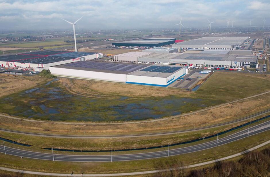 Het betreft de verhuur van een logistieke nieuwbouw-hub op een strategische locatie in het hart van North Sea Port, dewelke u vlot toegang geeft tot de binnenvaart en tot transport via de Noordzee. Daarnaast zijn de E40, E17 en E34 in een mum van tijd te 