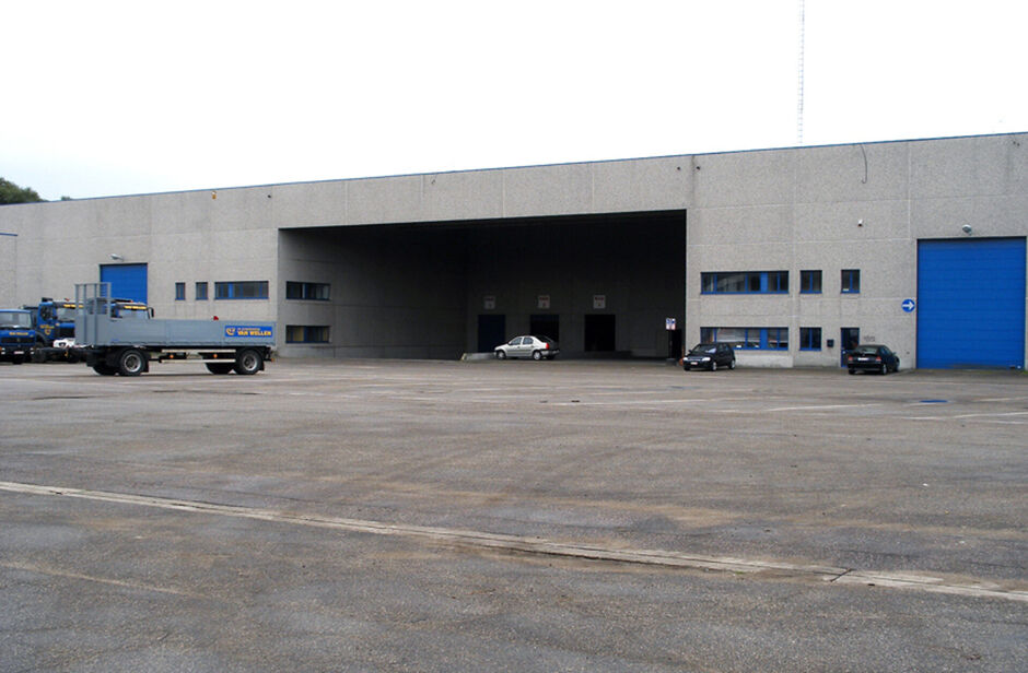 Het betreft de verhuur van een magazijn op de polyvalente industriële site 'De Klinkaard'. Deze locatie bevindt zich nabij de Nederlandse grens en de N11 dewelke zorgt voor een vlotte verbinding naar Antwerpen.

Het magazijn heeft een oppervlakte van 290