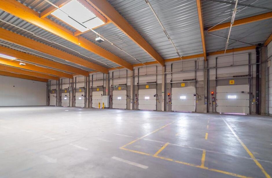 Het betreft de verhuur van een logistiek gebouw te Kontich. Dit gebouw geniet een uitstekende locatie naast de E19. De site ligt op 20 minuten van het centrum van Antwerpen en op 30 minuten van Brussel. Deze unit heeft een oppervlakte van ca. 3 000 m² op