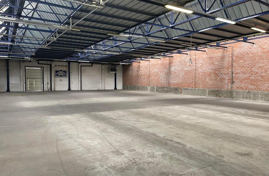 Het betreft de verhuur van een semi-industrieel gebouw gelegen op een uitstekende locatie te Kontich. Het gebouw is gelegen langs de Koningin Astridlaan, dewelke goed bereikbaar is via de E19 (Antwerpen - Brussel) en de N1. 

Het gebouw heeft een oppervla