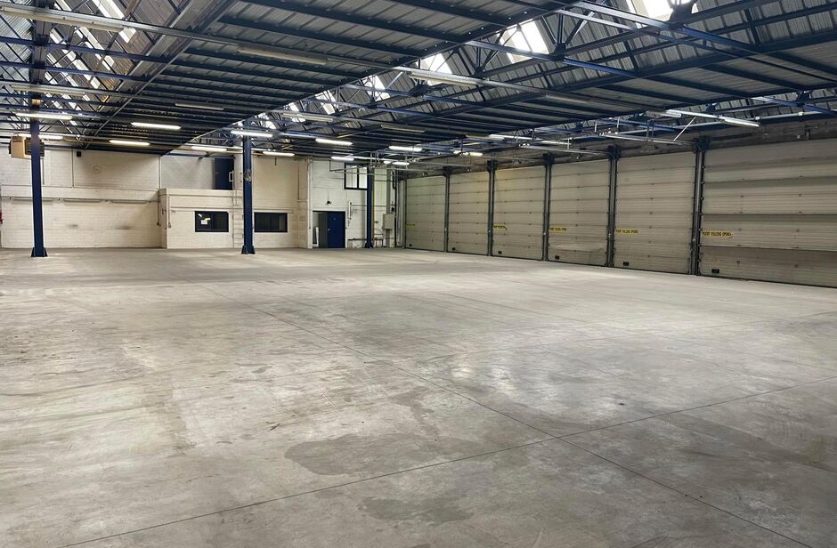 Het betreft de verhuur van een semi-industrieel gebouw gelegen op een uitstekende locatie te Kontich. Het gebouw is gelegen langs de Koningin Astridlaan, dewelke goed bereikbaar is via de E19 (Antwerpen - Brussel) en de N1. 

Het gebouw heeft een oppervla
