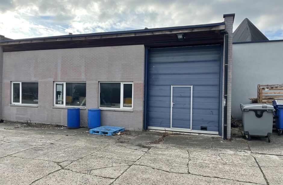 Het betreft de verhuur van een semi-industrieel gebouw gelegen op een uitstekende locatie te Kontich. Het gebouw is gelegen langs de Koningin Astridlaan, dewelke goed bereikbaar is via de E19 (Antwerpen - Brussel) en de N1. 

Het gebouw heeft een oppervla
