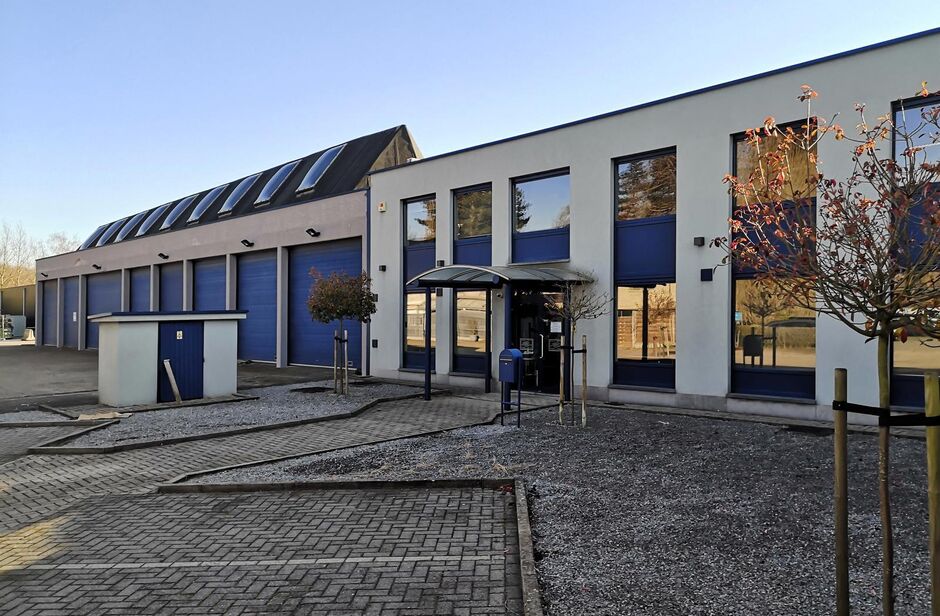 Het betreft de verhuur van een bedrijfsgebouw gelegen op een uitstekende locatie te Kontich. Het gebouw is gelegen langs de Koningin Astridlaan, dewelke goed bereikbaar is via de E19 (Antwerpen - Brussel) en de N1. 

Het gebouw heeft een oppervlakte van c