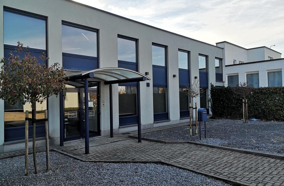 Het betreft de verhuur van een bedrijfsgebouw gelegen op een uitstekende locatie te Kontich. Het gebouw is gelegen langs de Koningin Astridlaan, dewelke goed bereikbaar is via de E19 (Antwerpen - Brussel) en de N1. 

Het gebouw heeft een oppervlakte van c