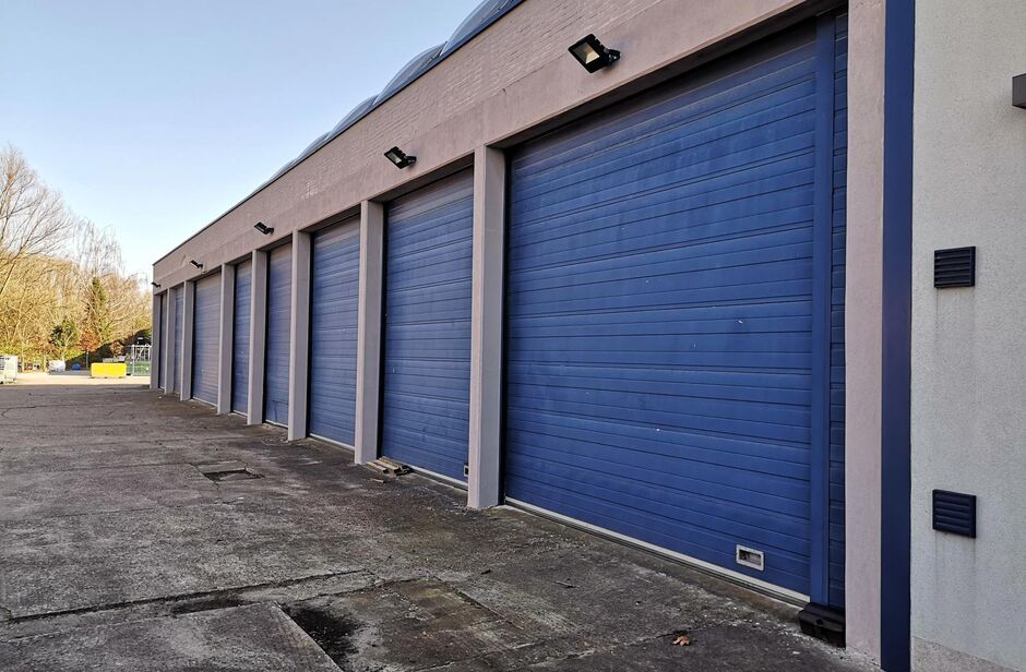 Het betreft de verhuur van een bedrijfsgebouw gelegen op een uitstekende locatie te Kontich. Het gebouw is gelegen langs de Koningin Astridlaan, dewelke goed bereikbaar is via de E19 (Antwerpen - Brussel) en de N1. 

Het gebouw heeft een oppervlakte van c