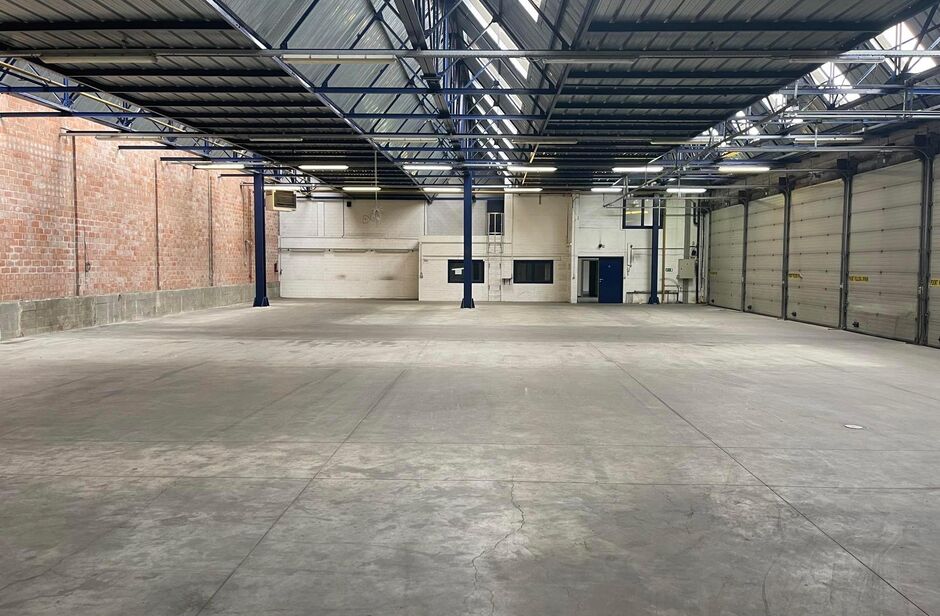 Het betreft de verhuur van een bedrijfsgebouw gelegen op een uitstekende locatie te Kontich. Het gebouw is gelegen langs de Koningin Astridlaan, dewelke goed bereikbaar is via de E19 (Antwerpen - Brussel) en de N1. 

Het gebouw heeft een oppervlakte van c