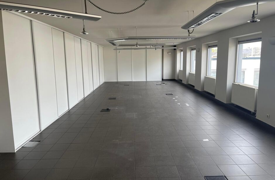 Het betreft de verhuur van een bedrijfsgebouw gelegen op een uitstekende locatie te Kontich. Het gebouw is gelegen langs de Koningin Astridlaan, dewelke goed bereikbaar is via de E19 (Antwerpen - Brussel) en de N1. 

Het gebouw heeft een oppervlakte van c