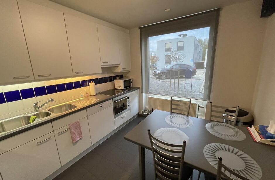 Het betreft de verhuur van een bedrijfsgebouw gelegen op een uitstekende locatie te Kontich. Het gebouw is gelegen langs de Koningin Astridlaan, dewelke goed bereikbaar is via de E19 (Antwerpen - Brussel) en de N1. 

Het gebouw heeft een oppervlakte van c