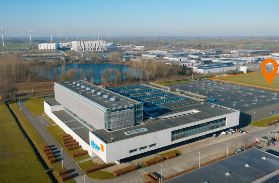 Het betreft de verhuur van een logistieke nieuwbouw-hub op een strategische locatie in Lokeren, nabij de E17 (Antwerpen - Gent)

Het gebouw heeft een totale oppervlakte van ca. 15.000 m². Het magazijn wordt gebouwd volgens de BREAAM-richtlijnen, wat zorg