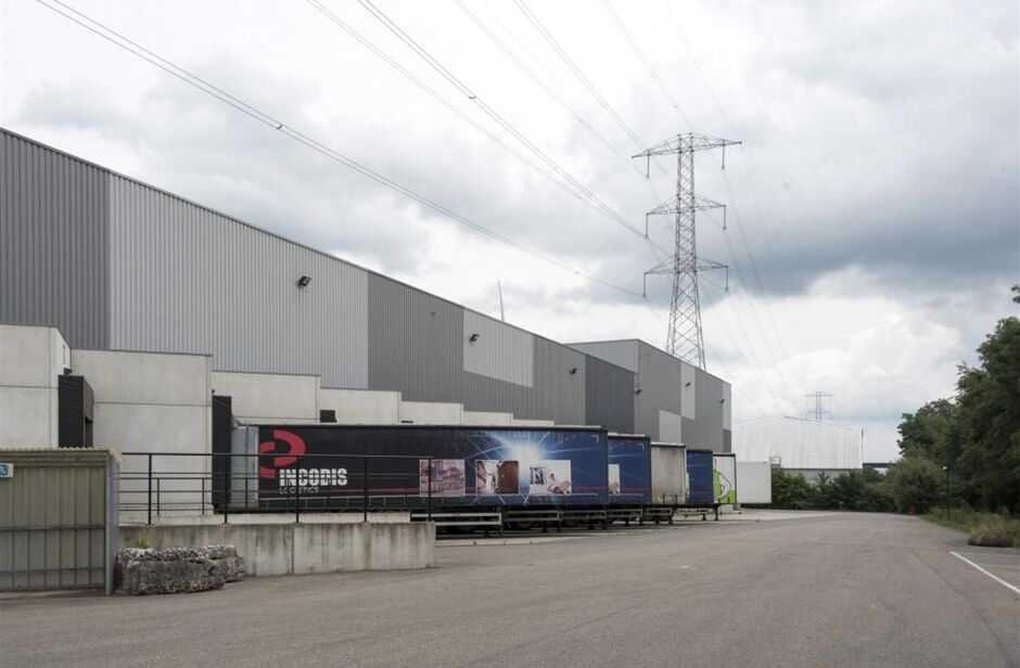 Het betreft de verhuur van een logistiek gebouw te Olen, gelegen langs het Albertkanaal en nabij op- en afrit 23 (Turnhout-West) van de E313. Het gebouw heeft een totale oppervlakte van ca. 24 064 m², bestaande uit ca. 18 266 m² opslagruimte, ca. 2014 m