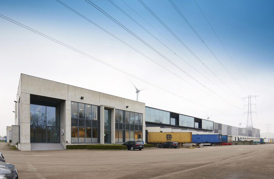 Het betreft de verhuur van een logistiek gebouw te Olen, gelegen langs het Albertkanaal en nabij op- en afrit 23 (Turnhout-West) van de E313. Het gebouw heeft een totale oppervlakte van ca. 24 064 m², bestaande uit ca. 18 266 m² opslagruimte, ca. 2014 m