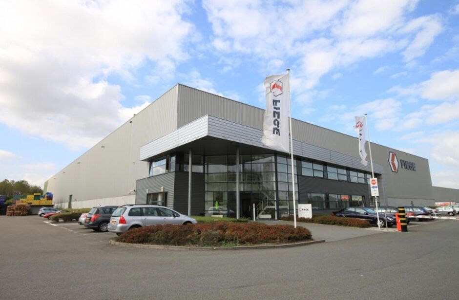 Het betreft de verhuur van een industrieel gebouw, gelegen op een uitstekende en strategische locatie te Puurs. Het gebouw, gelegen langs de A12, geniet een uitstekende visibiliteit vanop de A12 (Antwerpen - Brussel).

Unit 2 telt een oppervlakte van ca. 