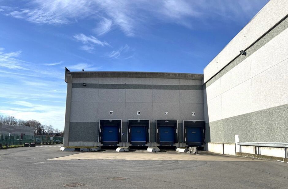Het betreft de verhuur van een logistieke site, gelegen op een uitstekende locatie te Sint-Niklaas. De site ligt vlak bij de R42 met een vlotte ontsluiting naar de E17 (Antwerpen - Gent).

Het logistieke gebouw telt een oppervlakte van ca. 20 505 m², opg