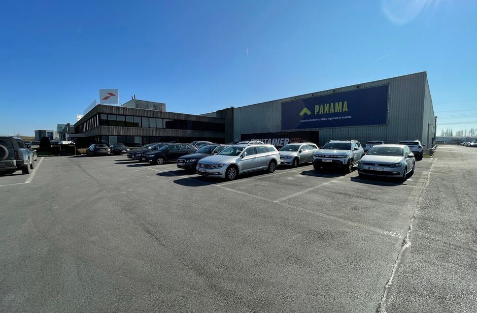 Dit bedrijfsgebouw, gelegen op een terrein van ca. 24.866 m², geniet een zeer strategische ligging op een zichtlocatie langsheen de E17. De uitstekende bereikbaarheid is een van de belangrijkste troeven, met directe toegang tot de E17 via de nabijgelegen