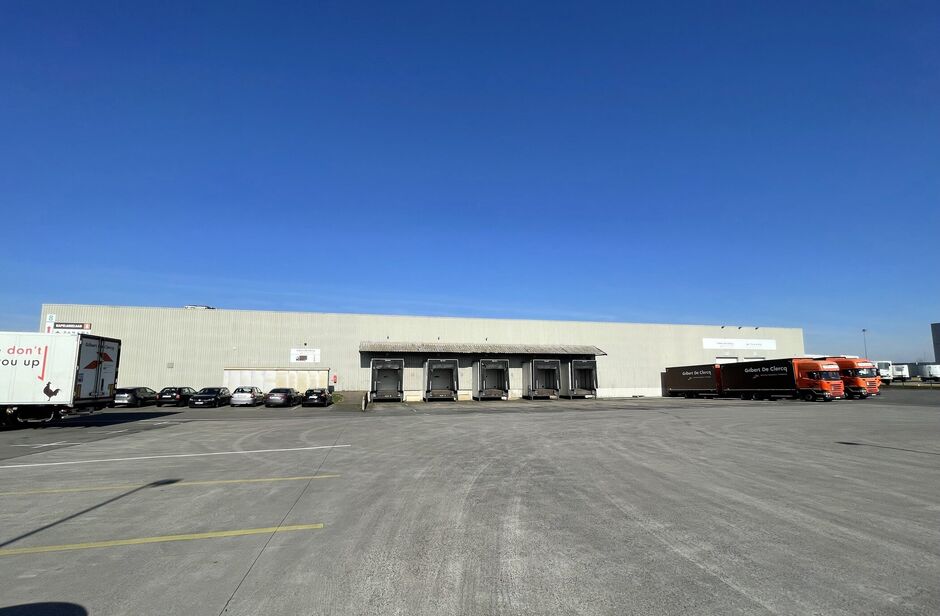 Dit bedrijfsgebouw, gelegen op een terrein van ca. 24.866 m², geniet een zeer strategische ligging op een zichtlocatie langsheen de E17. De uitstekende bereikbaarheid is een van de belangrijkste troeven, met directe toegang tot de E17 via de nabijgelegen