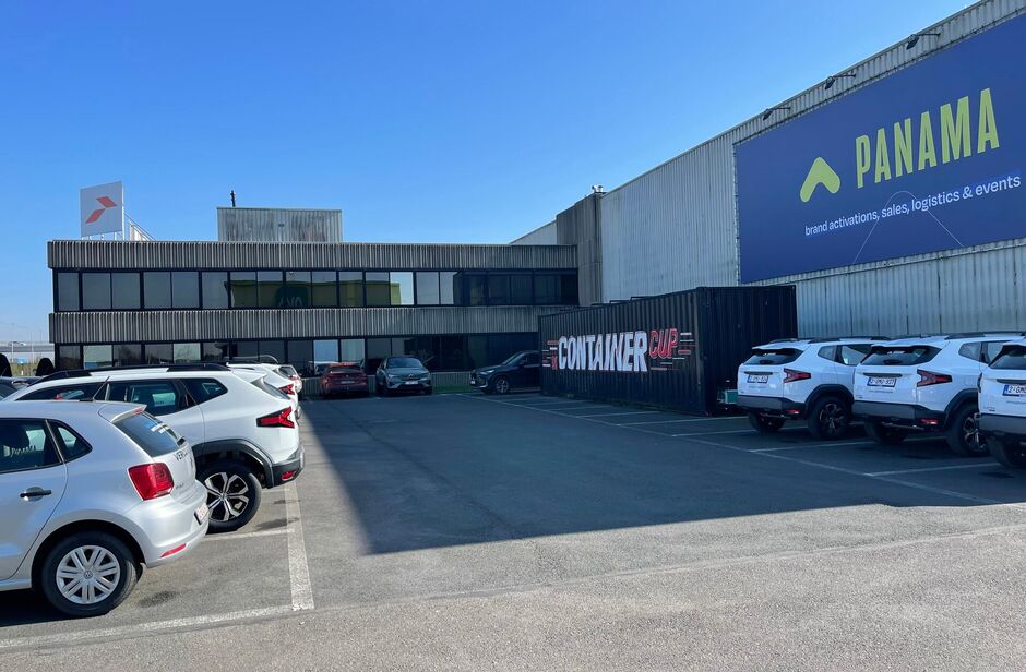 Dit bedrijfsgebouw, gelegen op een terrein van ca. 24.866 m², geniet een zeer strategische ligging op een zichtlocatie langsheen de E17. De uitstekende bereikbaarheid is een van de belangrijkste troeven, met directe toegang tot de E17 via de nabijgelegen