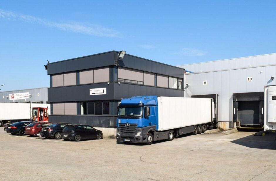 Het betreft de verhuur van een modern logistiek gebouw gelegen te Willebroek. Deze site ligt nabij de A12 (Antwerpen - Brussel) en de containerterminal van Willebroek. 

Het betreft een totale oppervlakte van ca. 7730 m², bestaande uit ca. 7529 m² opsla