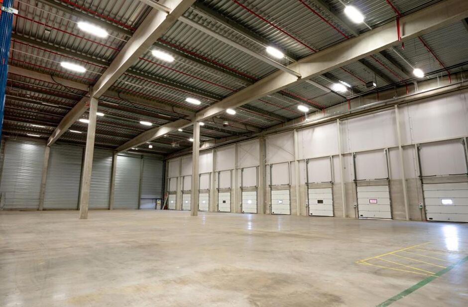 Het betreft de verhuur van een modern logistiek gebouw gelegen te Willebroek. Deze site ligt nabij de A12 (Antwerpen - Brussel) en de containerterminal van Willebroek. 

Het betreft een totale oppervlakte van ca. 7730 m², bestaande uit ca. 7529 m² opsla