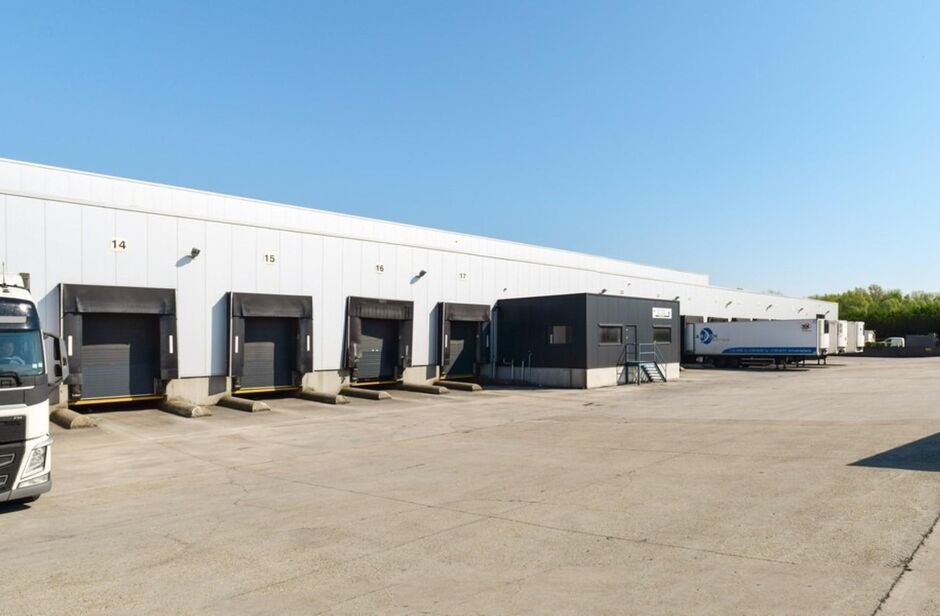 Het betreft de verhuur van een modern logistiek gebouw gelegen te Willebroek. Deze site ligt nabij de A12 (Antwerpen - Brussel) en de containerterminal van Willebroek. 

Het betreft een totale oppervlakte van ca. 7730 m², bestaande uit ca. 7529 m² opsla