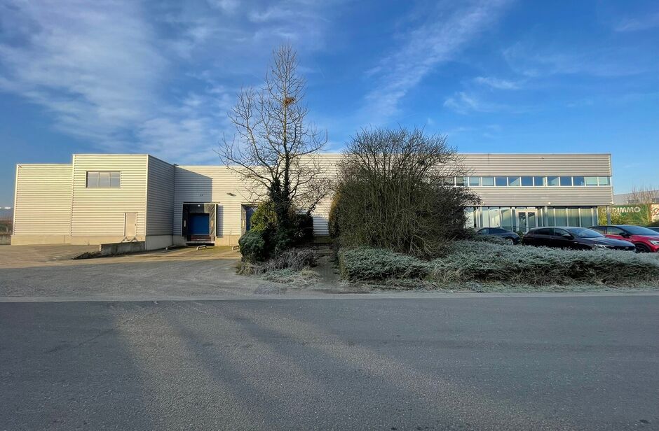 Het betreft de verkoop van een representatief bedrijfsgebouw op een perceel van ca. 8 559 m² in de industriezone 