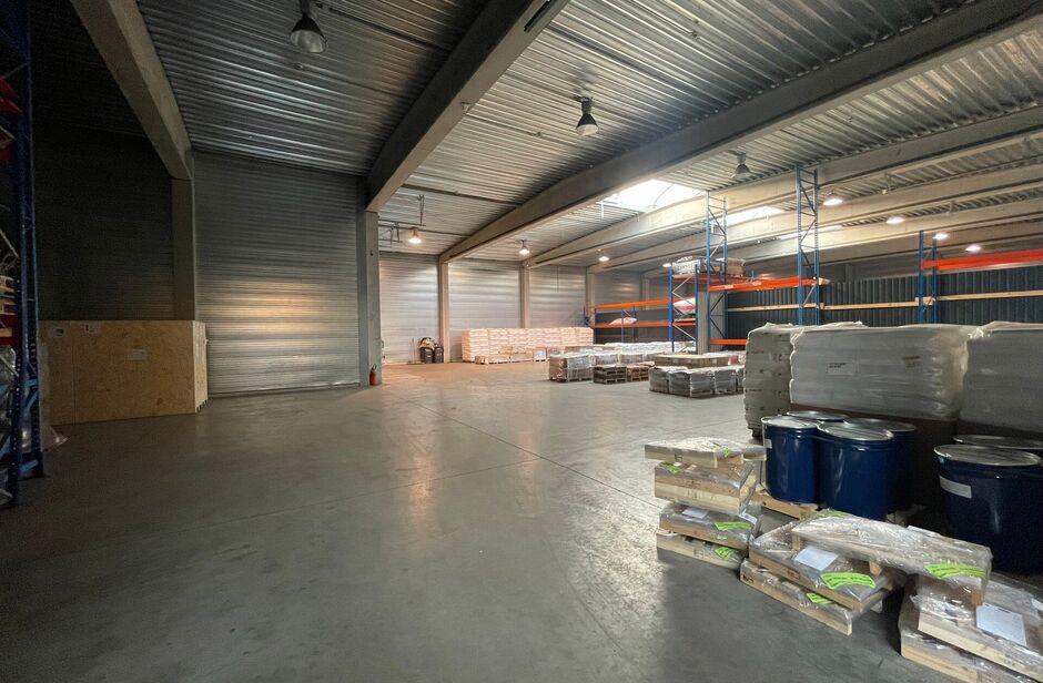 Het betreft de verkoop van een representatief bedrijfsgebouw op een perceel van ca. 8 559 m² in de industriezone 
