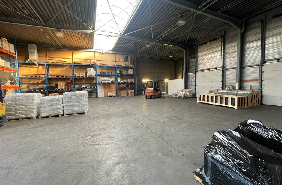 Het betreft de verkoop van een representatief bedrijfsgebouw op een perceel van ca. 8 559 m² in de industriezone 