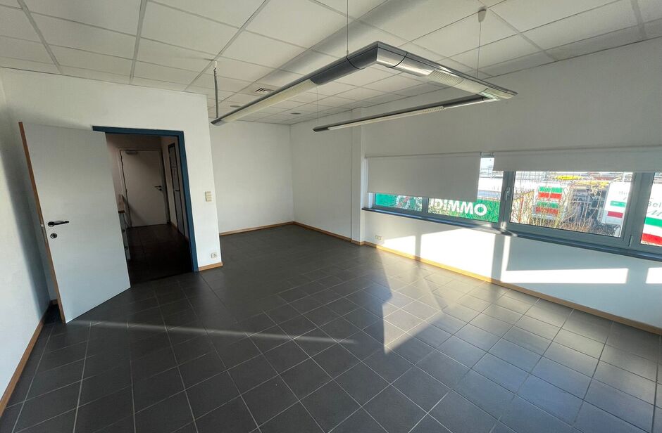 Het betreft de verkoop van een representatief bedrijfsgebouw op een perceel van ca. 8 559 m² in de industriezone 