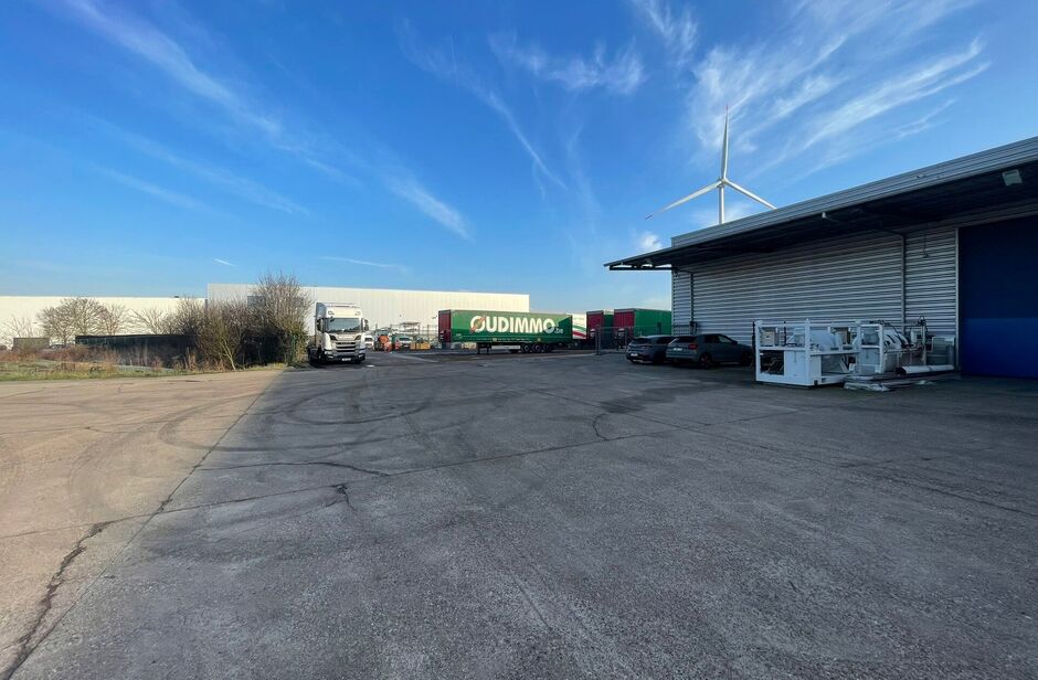Het betreft de verkoop van een representatief bedrijfsgebouw op een perceel van ca. 8 559 m² in de industriezone 