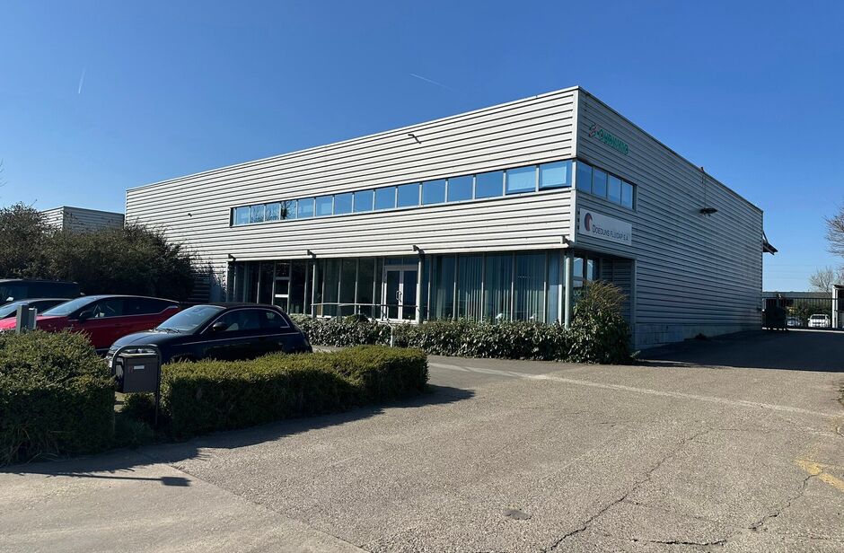 Het betreft de verkoop van een representatief bedrijfsgebouw op een perceel van ca. 8 559 m² in de industriezone 