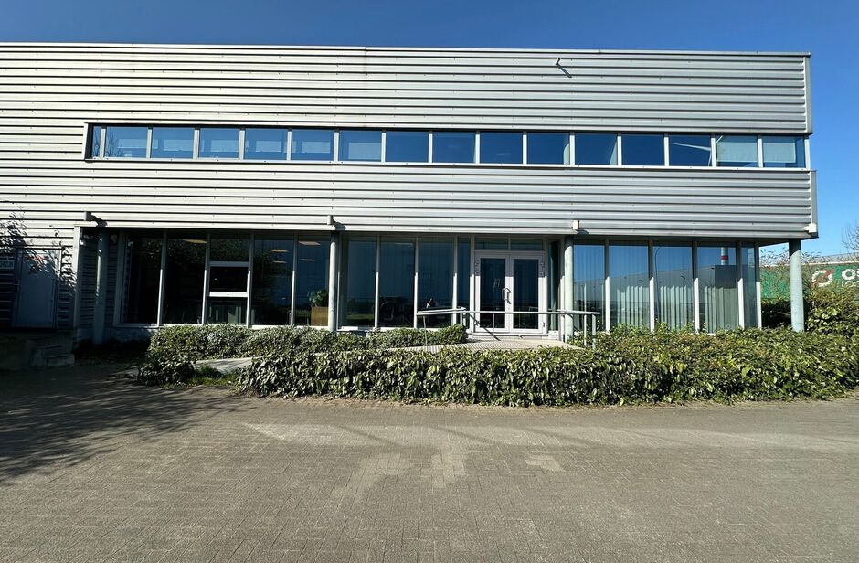 Het betreft de verkoop van een representatief bedrijfsgebouw op een perceel van ca. 8 559 m² in de industriezone 