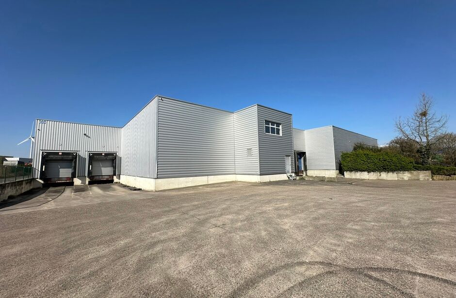 Het betreft de verkoop van een representatief bedrijfsgebouw op een perceel van ca. 8 559 m² in de industriezone 