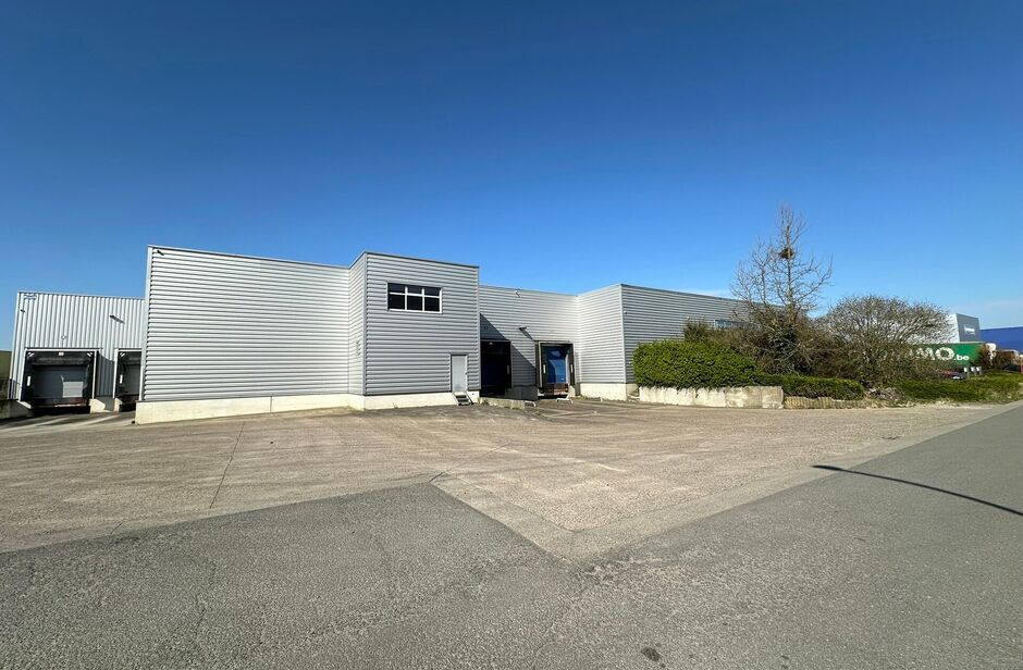 Het betreft de verkoop van een representatief bedrijfsgebouw op een perceel van ca. 8 559 m² in de industriezone 